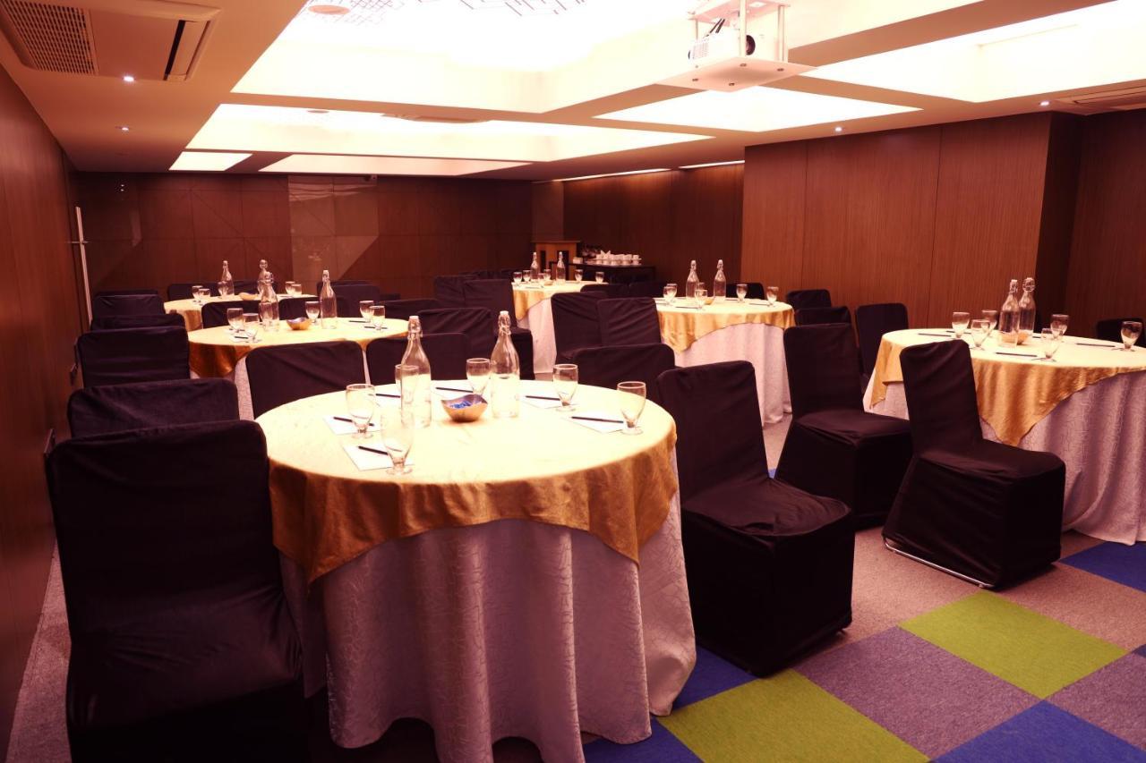 Royal Orchid Golden Suites Pune Exterior foto