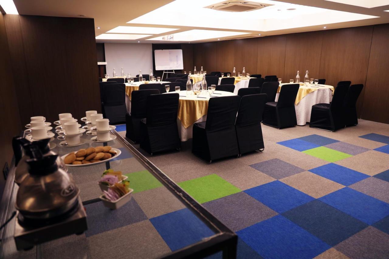 Royal Orchid Golden Suites Pune Exterior foto
