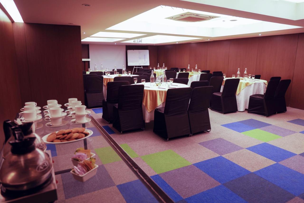 Royal Orchid Golden Suites Pune Exterior foto